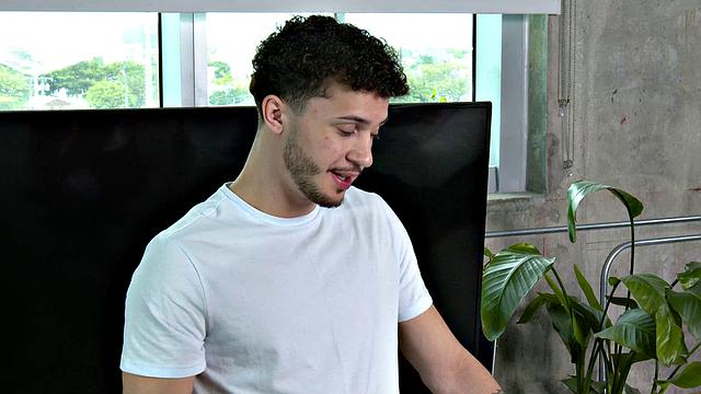 Hot babe Armani X wants her ass massaged with the extra special ending!!