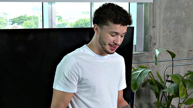 Hot babe Armani X wants her ass massaged with the extra special ending!!