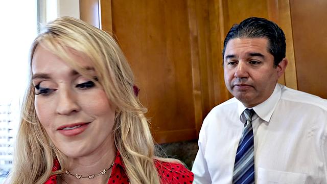 идеальная жена-фембот: блондинка разносит кухню страстью