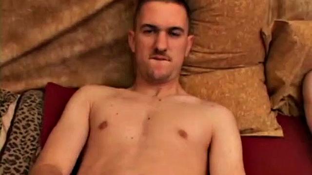 Каспер и Ричард устроили совместную дрочку, игрушки в ход пошли быстрей, чем разговор