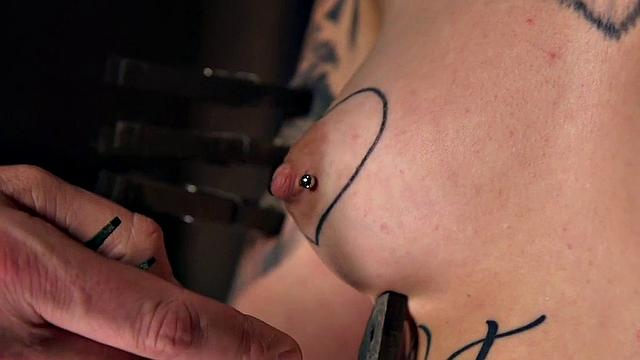 Татуированная и проколотая малышка ржет, пока ей прищепки дергают за соски и писю