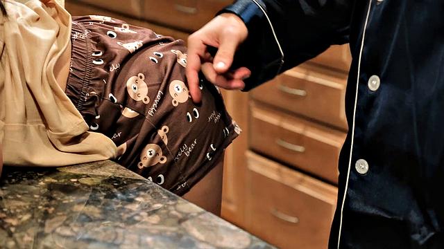 блондинка в страстном тройничке и дикой семейной драме