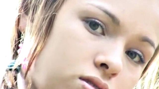 Cute teen plays with cunt in outdoor scene