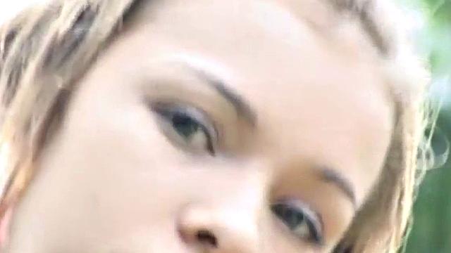 Милая малышка дрочит свою киску на улице и дразнит зрителя