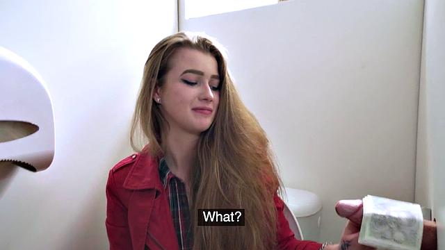 21-летняя выгуливает свою похоть в туалете - романтика по расписанию