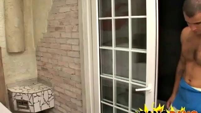 Роджер дрочит один - мышцы напряг, шутит и никуда не спешит