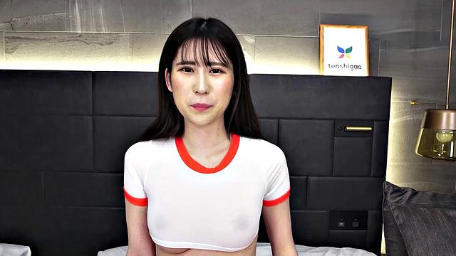 Hitomi Kanzaki is back and shows her blowjob skills