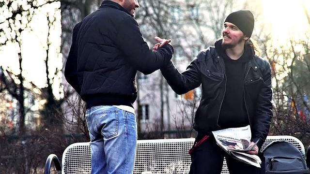 зрелая блондинка в сетке трахается с сыном на диване