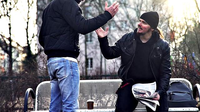 зрелая блондинка в сетке трахается с сыном на диване