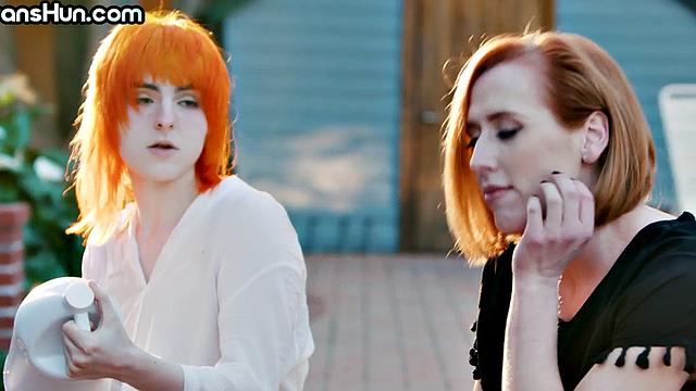 Smallboobs TS babe in 3way cocksucking females