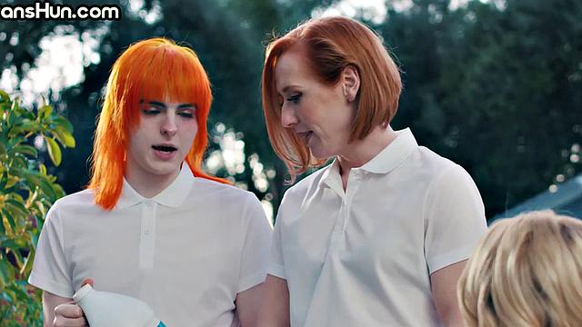 Smallboobs TS babe in 3way cocksucking females