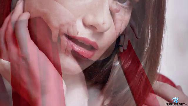 Алиса Уэйн доводит себя до бешенства огромным дилдо