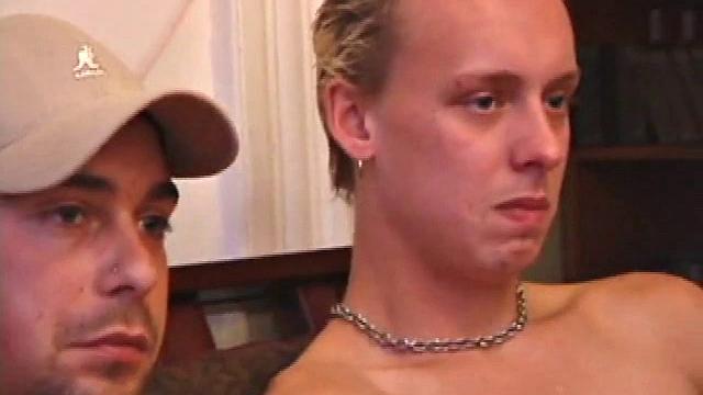 Возбуждённые парни дрочат друг другу по кругу