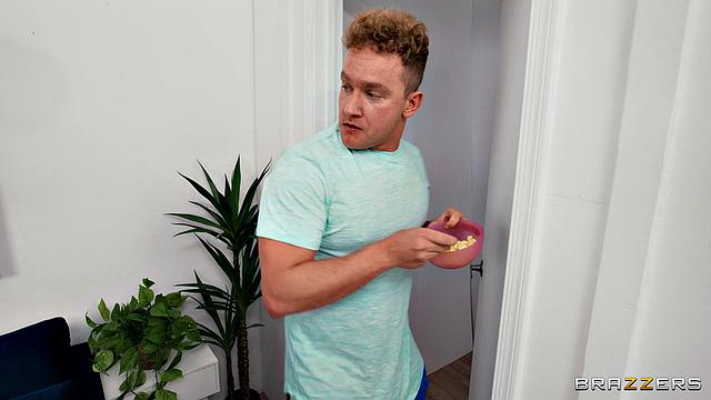 Две подруги в квартире не оставили шанса - устроили жаркий тройничок