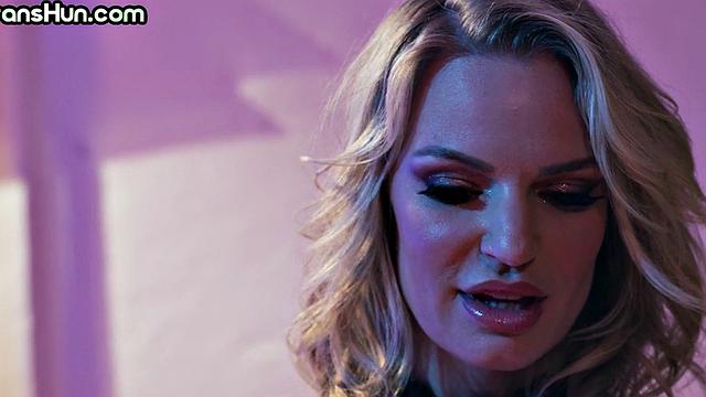 транс красавица разрывает волосатую киску зрелой милф