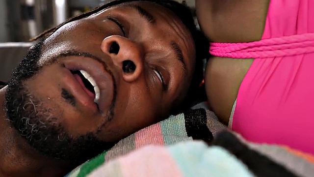 Bootylicious ebony bounces on BBC after facefuck