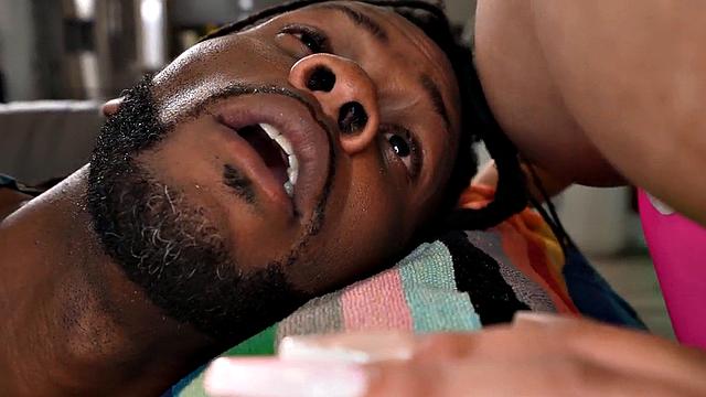 Bootylicious ebony bounces on BBC after facefuck