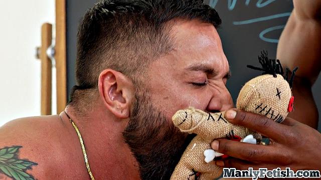 Крепкий мачо в очках отдается зрелым парням на столе в офисе, страсть зашкаливает!