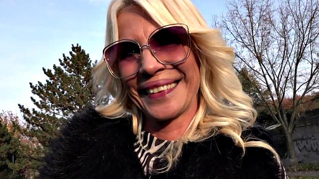 Сиськастая милфа на кастинге заработала и на карман, и по жопе