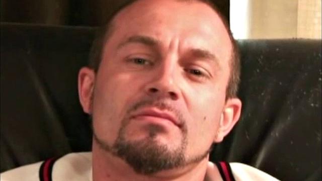 джо дрочит другу на диване