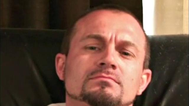 джо дрочит другу на диване