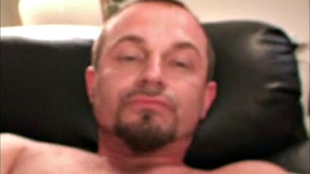 джо дрочит другу на диване