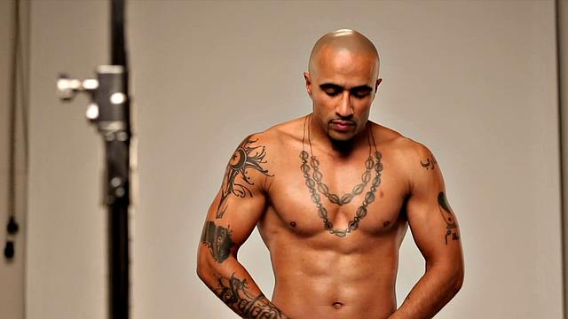 King Noire развлекается своим здоровым хуем и балуется верёвкой по-гейски