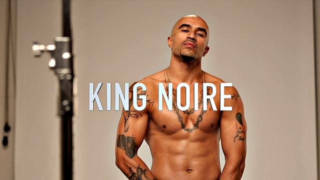 King Noire развлекается своим здоровым хуем и балуется верёвкой по-гейски