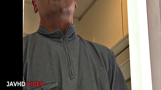 Мирия Хадзуки решила показать, как настоящая японка разогревает простыни и фантазии одновременно.