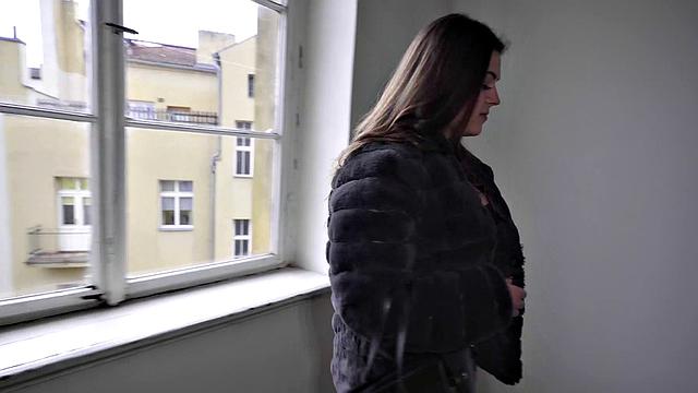 шикарная брюнетка трахается на лестнице в одних трусиках