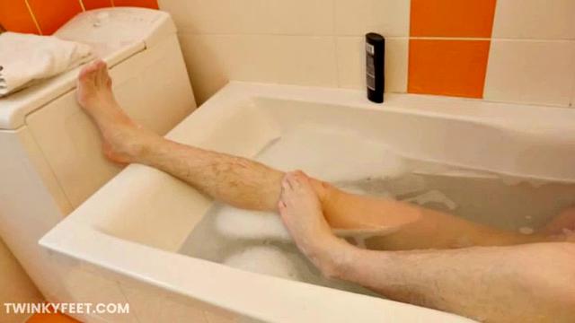 Adam fills his bathtub with warm sudsy water and dips his naked body in. Adam has an insatiable foot fetish, especially for his own feet. He loves the warm water and the feel of the suds sliding down his soles.