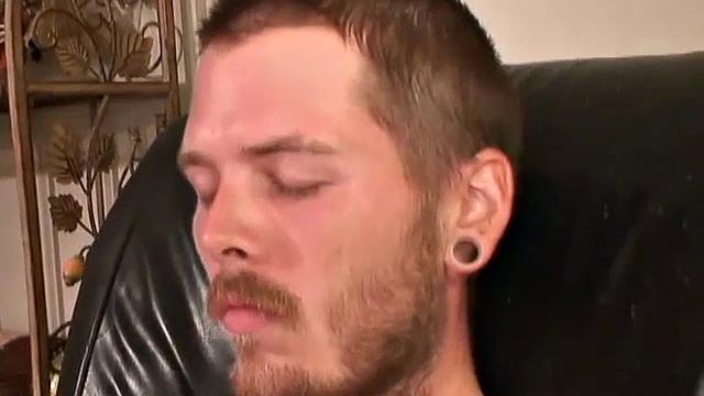 Смотри, как Мэтт дрочит и кончает