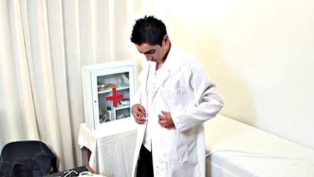 латино-специалист: палец в жопе, рука на члене - вот такой у него выходной