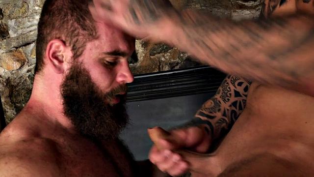 Inked hunk facefucking muscle before jerking