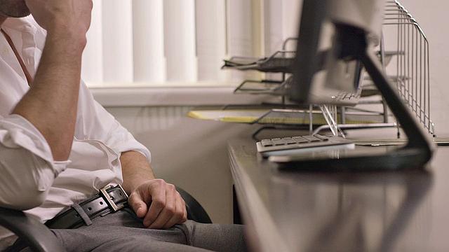 она смотрит, как он жестко трахает ее в рот