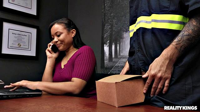 Адриана осталась работать и отрывается с курьером в офисе, пока все ушли обедать.