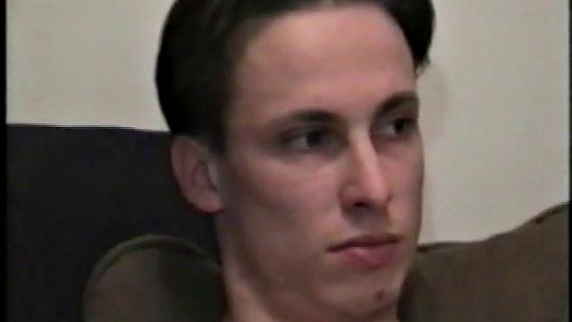 Марк дрочит, ведь Netflix уже посмотрел, а пицца еще в пути