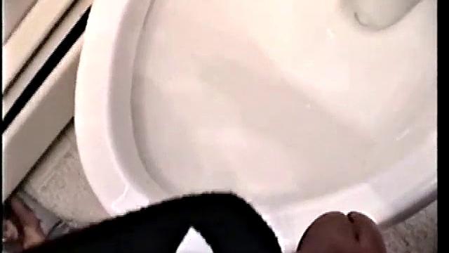 Гей-Зэк дрочит на камеру, будто получил счёт за свет - спешит закончить быстрее всех.