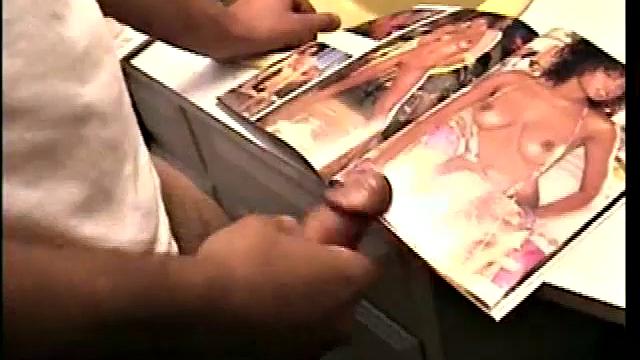 Зак жадно берет член в рот, страсть накрывает