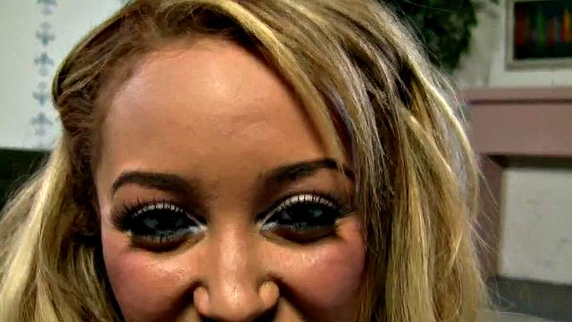 Улыбчивая блондинка дрочит и смазывает член маслом