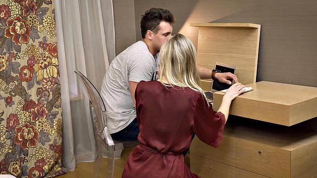 смотри, как зрелая красотка жадно трахается