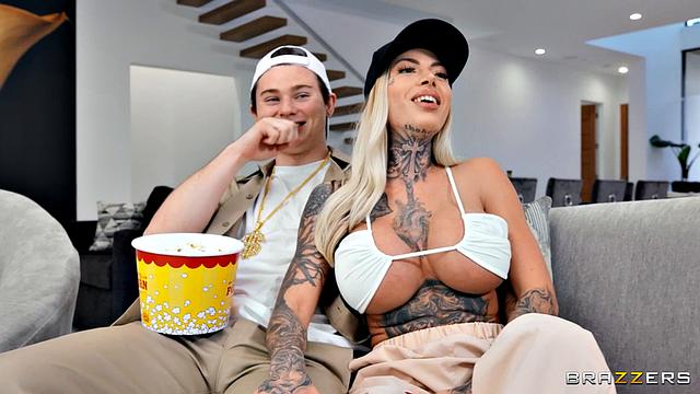 Жаркая групповуха с татуированными подругами: Jay Romero, Anthony Pierce, Jasmine Wilde и Chantal Danielle развлекаются на киновечеринке, где сперва идут тайные минеты и конча, а потом девушки устраивают страстный лесбийский секс втроем.