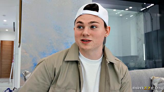 Жаркая групповуха с татуированными подругами: Jay Romero, Anthony Pierce, Jasmine Wilde и Chantal Danielle развлекаются на киновечеринке, где сперва идут тайные минеты и конча, а потом девушки устраивают страстный лесбийский секс втроем.