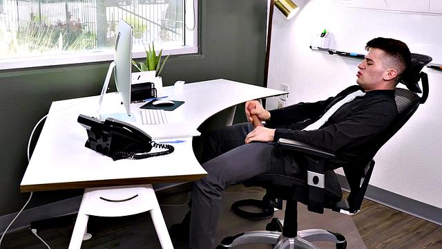 грудастая полицейская трахается миссионером с большим белым членом