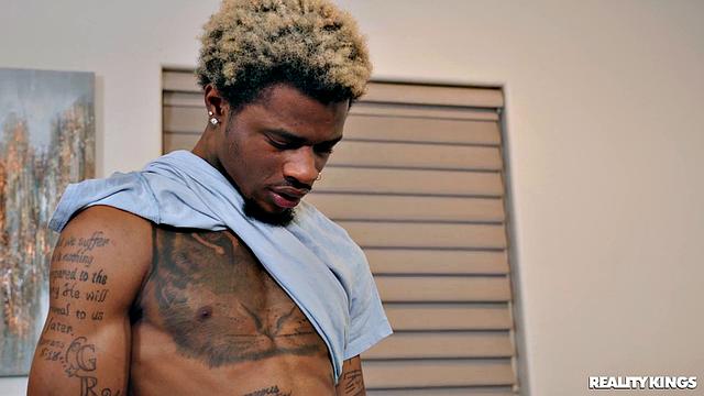 Мая Вулф зовёт Дамиона Дейски, чтобы собрать коробки, а потом получает глубокий минет и сквирт на кухне.