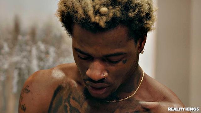 Мая Вулф зовёт Дамиона Дейски, чтобы собрать коробки, а потом получает глубокий минет и сквирт на кухне.