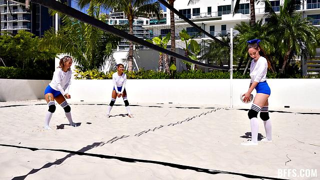 Филти Рич застает Лолу Май, Мию Кей и Райдер Рей за групповым сексом после тренировки по волейболу.