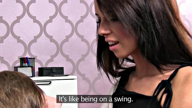 Агентша дразнит в офисе и доводит себя до оргазма