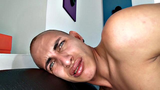 теноч раздевается быстрее, чем ты успеешь моргнуть, и дрочит с пальцевым апгрейдом