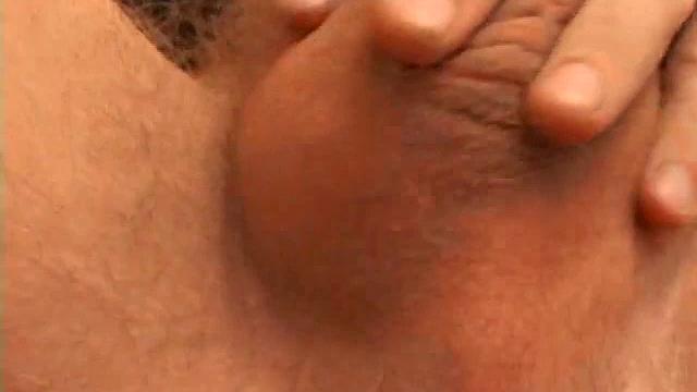 Шейн дрочит и доводит до бурного оргазма прямо на камеру